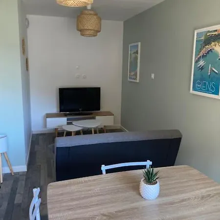 Apartment : T2 Au Port St Pierre Hyeres